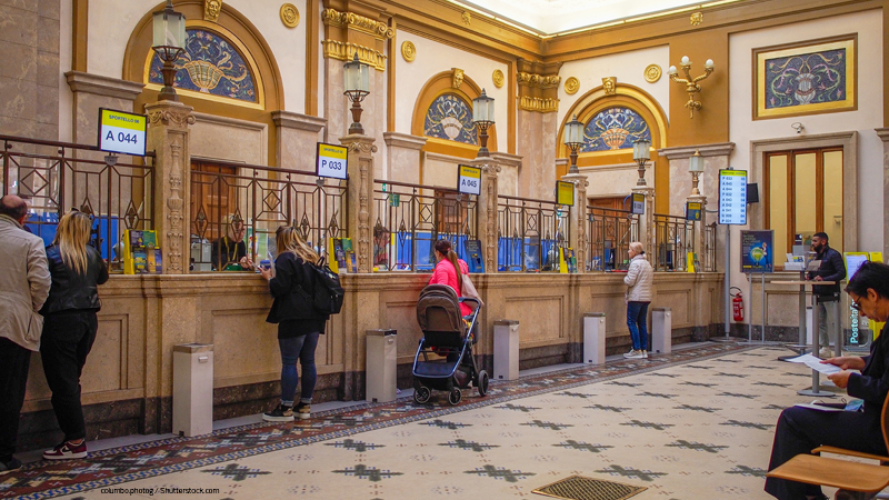 ufficio postale con gente allo sportello